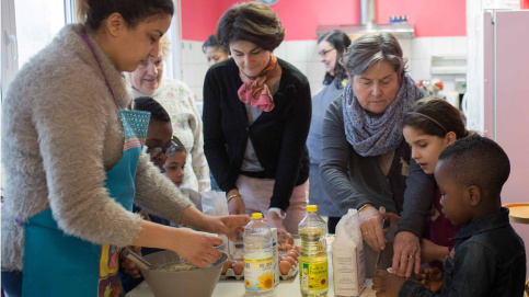 Un atelier cuisine de la Maison des familles de Mulhouse © P Besnard / Apprentis d'Auteuil