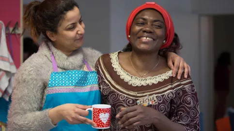 Instant de complicité entre deux mamans, Maison des familles de Mulhouse © P Besnard/Apprentis d'Auteuil