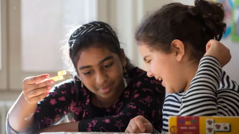 Pendant que les parents discutent, les enfants jouent..