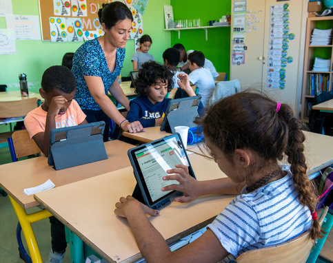 Les élèves - ici en CE2 - utilisent les tablettes numériques pour les apprentissages de base, sous la houlette de leur enseignante, Marjorie Villette. (c) Michel Le Moine/Apprentis d'Auteuil