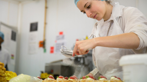 Mélanie dans l'atelier pâtisserie de Paul à Londres Photo : Tim Lafont/Apprentis d'Auteuil