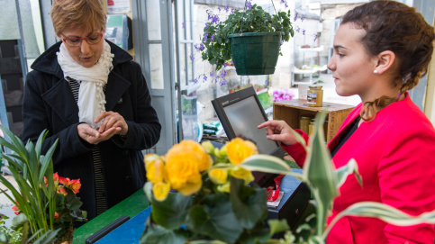 De nouveaux métiers : vente en fleuristerie. (c) Apprentis d'Auteuil De nouveaux métiers : vente en fleuristerie. (c) Apprentis d'Auteuil