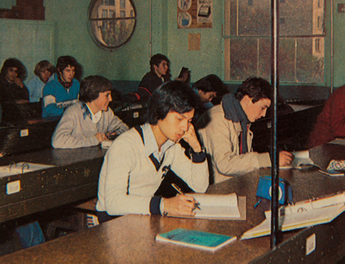 Des jeunes "boat people" en classe dans les années 70