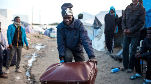 Un mineur non accompagné lors du démantèlement de la jungle de Calais. Photo d’illustration © Isabelle Serro/SIPA