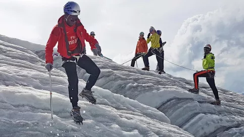 A l'assaut de l'Aiguille du Midi pour un groupe de jeunes d'Apprentis d'Auteuil ©Hugues Chardonnet