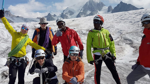 Les jeunes des établissements Jean-Marie Vianney avec Hugues Chardonnet, guide de haute montagne ©Hugues Chardonnet