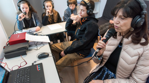 Claudine Toniutti en plein travail de lecture et de répétition de sons avec des élèves ayant besoin d'acquérir de nouveaux automatismes.