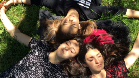 Séance de relaxation en extérieur avec un groupe d'élèves.