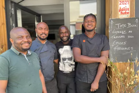 L'équipe de Timebox (de g à dte) : Jean-Louis, second de cuisine, Bernard, chef, Niamkey Aboua, Mathias, en apprentissage, ancien élève des établissements Daniel Brottier lui aussi (c) Apprentis d'Auteuil