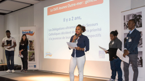 Séverine du Secours catholique lors de la présentation du Défi jeunes Séverine du Secours catholique lors de la présentation du Défi jeunes