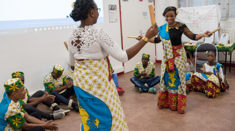 Présentation d'une danse mahoraise lors d'un atelier