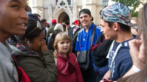 Arrivée d'un groupe de jeunes au 40 rue Jean de La Fontaine (Paris 16è), le lieu même où le 19 mars 1866, l'abbé Roussel accueillait les six premiers jeunes.