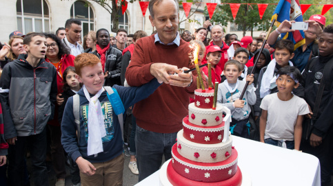 Le gâteau des 150 ans est apporté à Nicolas Truelle, directeur général et aux jeunes d'Apprentis d'Auteuil