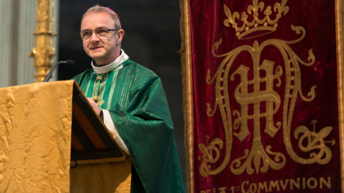 Homélie de Mgr Thibault Verny, évêque auxiliaire de Paris, rappelant aux 1200 pèlerins et à tous, que Dieu appelle chacun par son prénom.