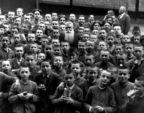 Le père Brottier entouré des jeunes, en 1933 (c) Apprentis d'Auteuil