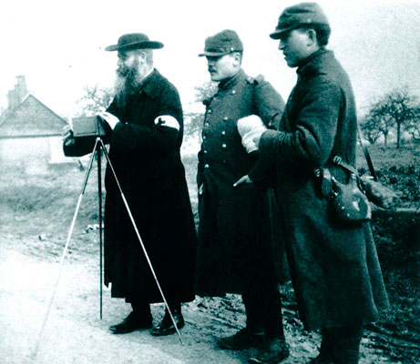 Le père Brottier prenant des photos pour les familles des soldats Le père Brottier prenant des photos pour les familles des soldats