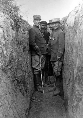Le père Brottier dans les tranchées en companie du colonel Camors et du lieutenant de Dinechin 