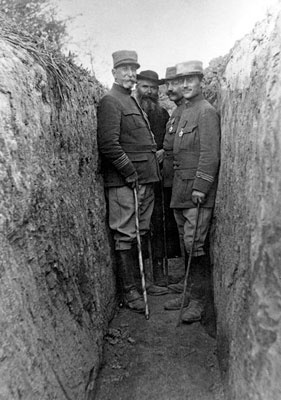 Le père Brottier dans les tranchées en companie du colonel Camors et du lieutenant de Dinechin 