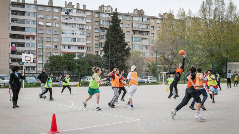 Un match de basket réunissait les jeunes à la fin de leur journée festive (c) Lucile Barbery/Apprentis d'Auteuil