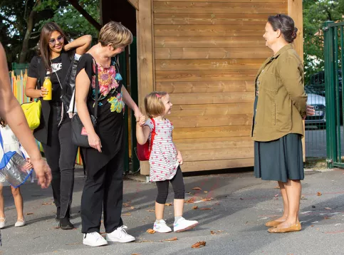Maxime Michel, directeur de l'école primaire Pier-Giorgio-Frassati, réunit les enfants et leurs parents pour un mot d'accueil le jour de la rentrée scolaire. (c) Besnard / Apprentis d'Auteuil