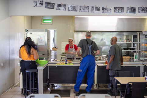 Au self de La Pie verte, un restaurant d'insertion situé à Cornebarrieu, près de Toulouse © Besnard/Apprentis d'Auteuil