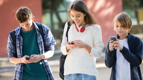 En 2017, les 15-24 ans ont passé près de la moitié de leur temps sur le web sur les réseaux sociaux. Photo : Fotolia