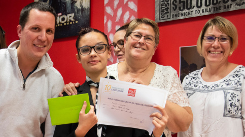 Sarah à obtenu son Brevet. Ses éducateurs et la directrice de la Maison d’enfants Claire d’Assise à Tournan-en-Brie (77), sont là pour fêter sa réussite.