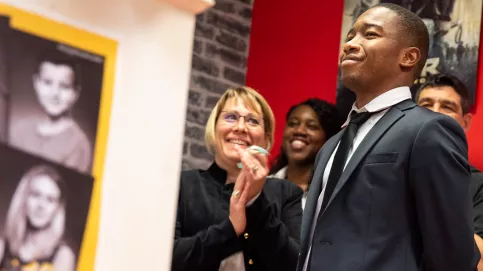 Amar de la Maison d’enfants Claire d’Assise a mis son plus beau costume ! Il est récompensé pour avoir obtenu deux diplômes.