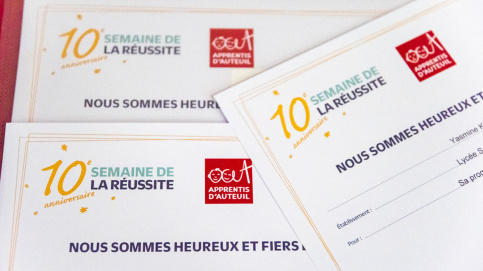 Les diplômes de la réussite attendent leur propriétaire. Pour certains, il s'agit de leur premier diplôme après des années marquées par l'échec.