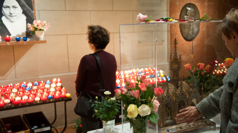 Dans le sanctuaire Sainte-Thérèse, à Paris