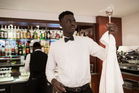 "Depuis que je suis petit, j'ai vu ma mère travailler dans un restaurant. C'est ce qui m'a donné envie de devenir serveur."Photos : Besnard/Apprentis d'Auteuil.