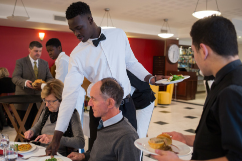 "Il faut être souriant, attentif, savoir de quoi le client a besoin en permanence. On doit s'occuper de lui comme d'un enfant !"