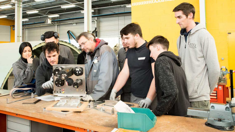 La dernière promotion de Skola Aéro à Bordeaux autour du formateur (c) Laurence Escorneboueu/Apprentis d'Auteuil 