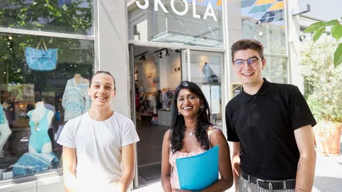 Skola Vente à Cagnes-sur-Mer : Lucille Modeste, conseillère, entourée de Sonny (à g) et de Gianni (à dte)