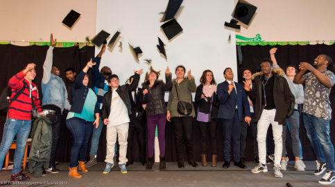 Des diplômés heureux à la soirée de la réussite du lycée Sainte-Thérèse à Paris (c) JP Pouteau/Apprentis d'Auteuil