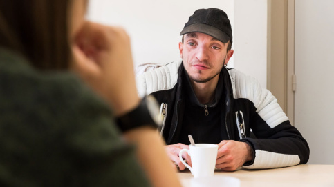 En prenant un café avec Natacha Marsy, chef de service, Steven reconnaît avoir été "recadré" : "Avant, je ne supportais pas l'autorité".