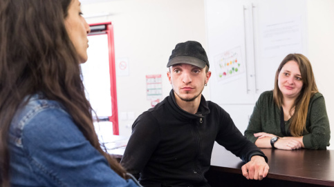 Steven apprend à gérer un budget, à consulter des offres d'emploi et de formation avec Mélanie Catillon et Nawel Bernonville, conseillères à la résidence.