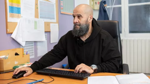 Un accompagnement sur tous les volets de la vie du jeune, qui comprend également les démarches administratives (c) Ilan Deutsch/Apprentis d'Auteuil