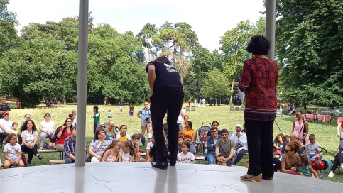 La pratique du théâtre-forum permet la mise en place d'une nouvelle autonomie. 