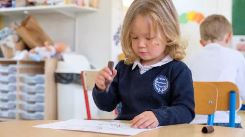 Une élève de l'école maternelle Immaculée Conception de Gaudechard (Oise)