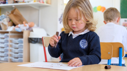 Une élève de l'école maternelle Immaculée Conception de Gaudechard (Oise)