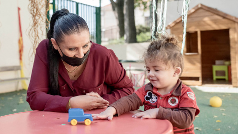 Emilie et Saad jouent ensemble à la crèche Un air de printemps de Marseille (c) Benjamin Béchet/Apprentis d'Auteuil