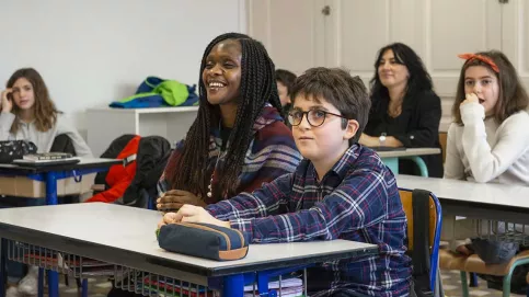 Des accompagnants d'élèves en situation de handicap (AESH) accompagnent les élèves dys au quotidien. Ici, au collège Notre-Dame de Lourdes (69) (c) Lucile Barbery/Apprentis d'Auteuil