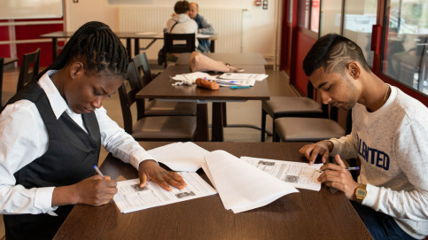 Véronique et Hassnain s'entraînent en vue de leur examen de CAP. L'éventail des compétences à acquérir a été élargi au domaine de l'hôtellerie.