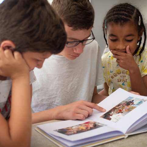MECS - enfants regardant un album photos
