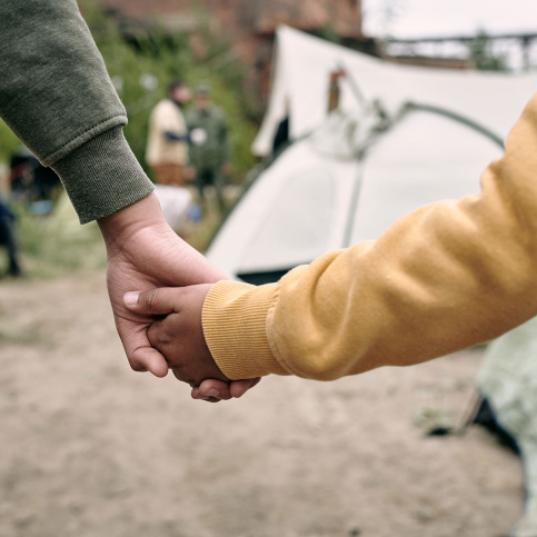  Illustration de la mobilisation avec un parent et un enfant se tenant par la main