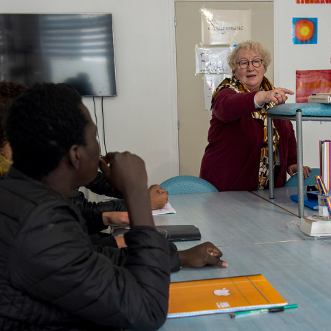 Séquence sur les prépositions de lieu menée par Françoise Geboes, professeur de français langue étrangère au SAVA d'Abbeville. 