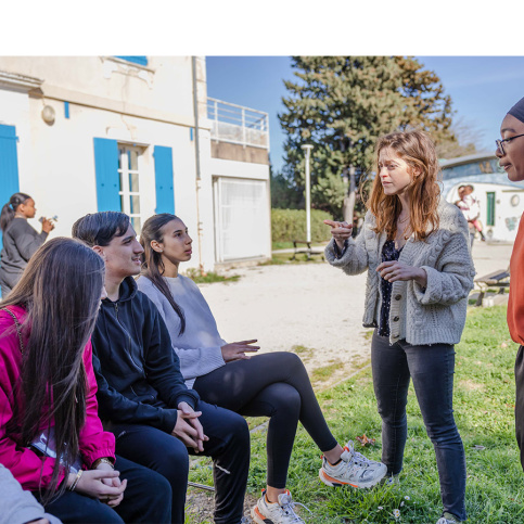 Dispositif Impact jeunes à Arles, Alexandra Liberatore et  Asma Youssou, Boosters (debout) discutent avec les jeunes