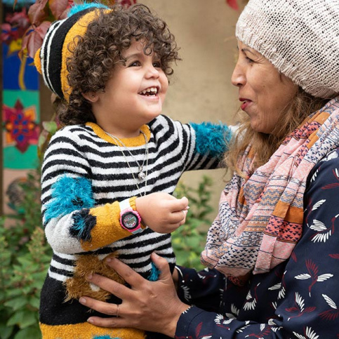 jeune enfant dans les bras de sa mère