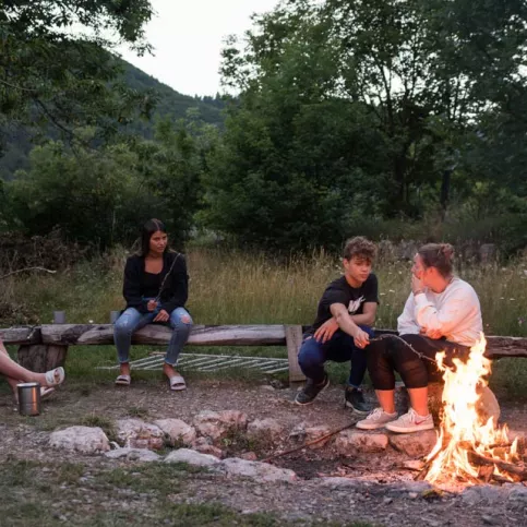 jeunes autour d'un feu de camp